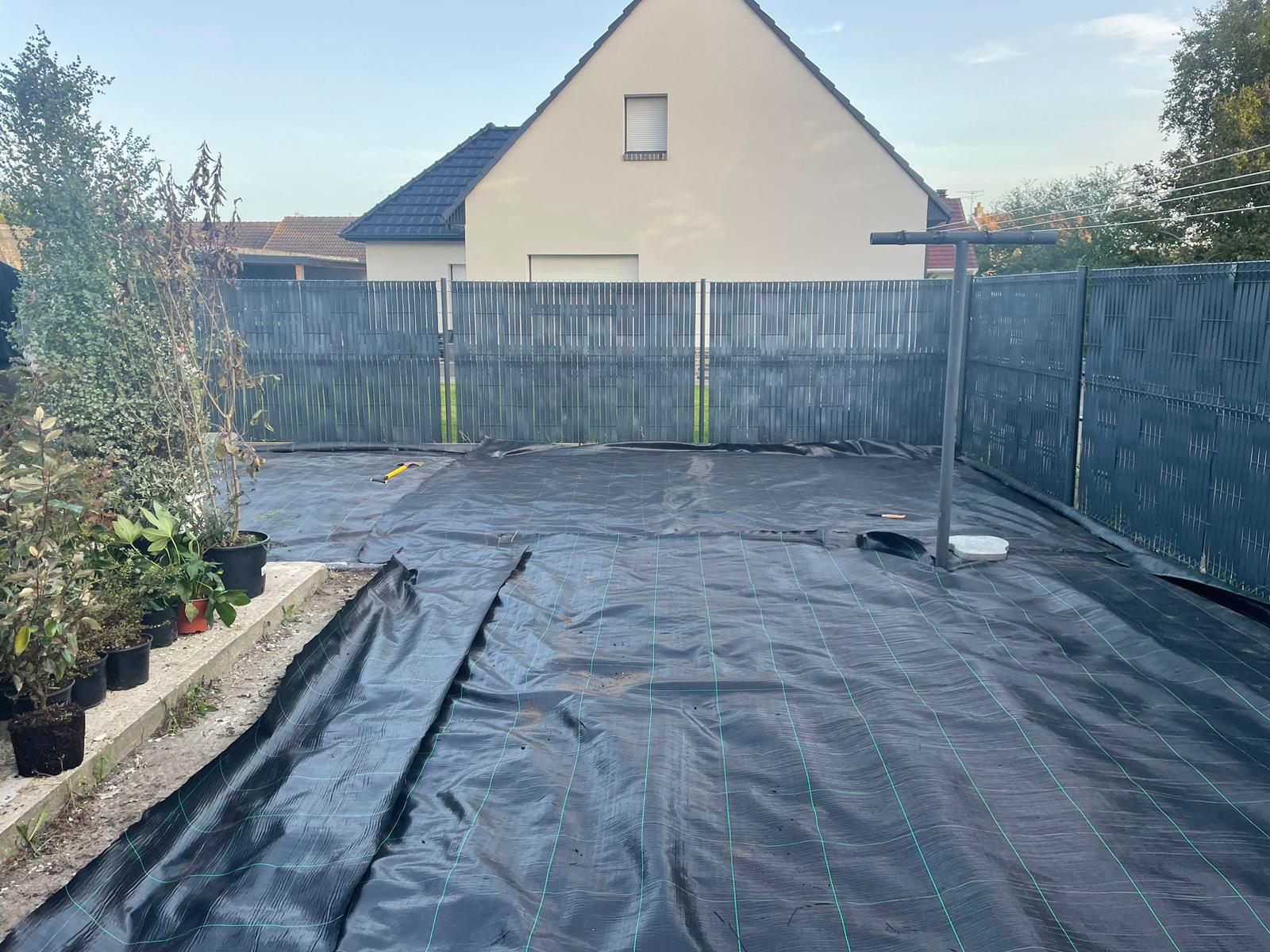 Bâche paysagère professionnelle posée avant finition minérale