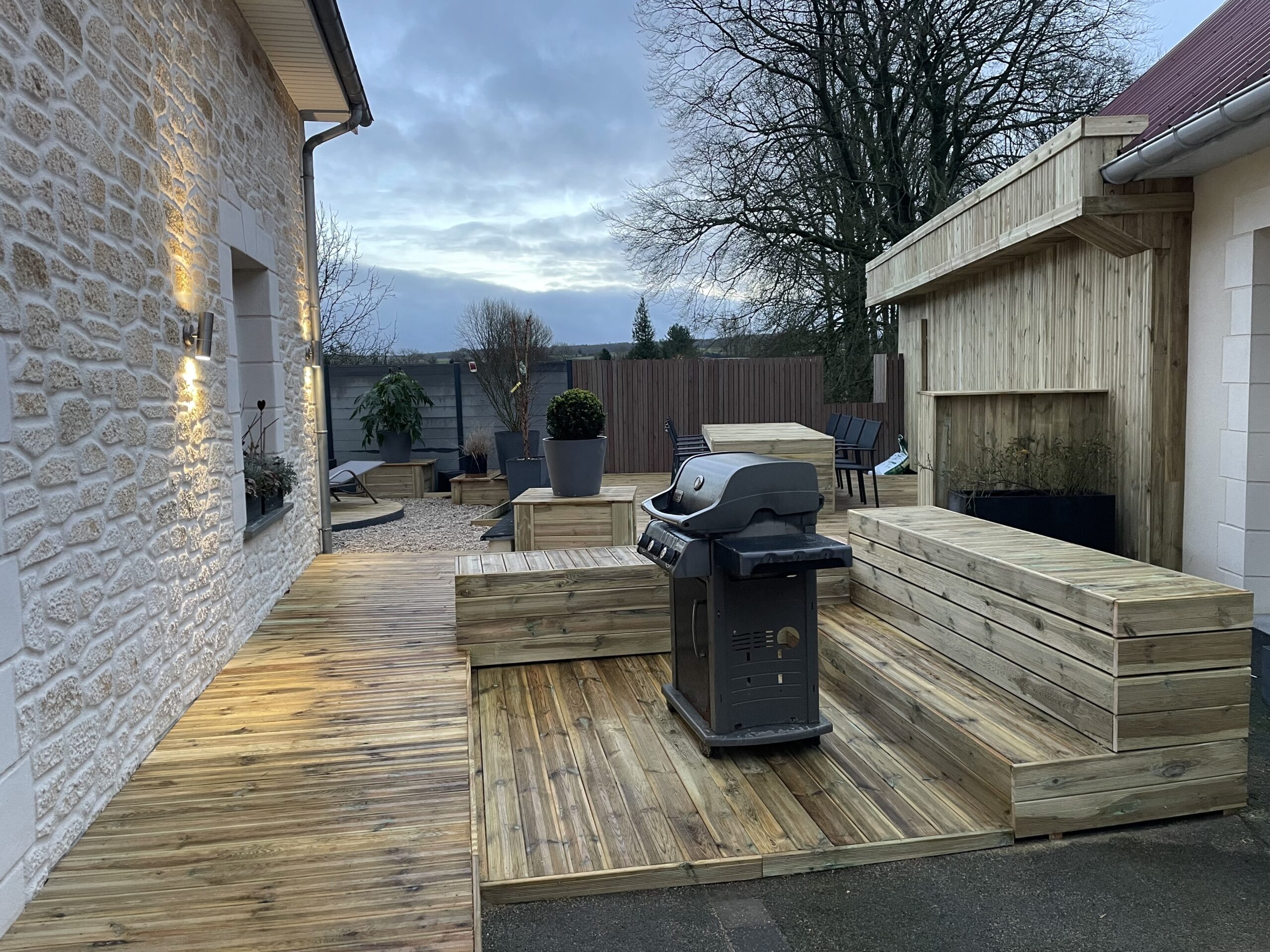 Terrasse en bois sur mesure avec coin repas et barbecue