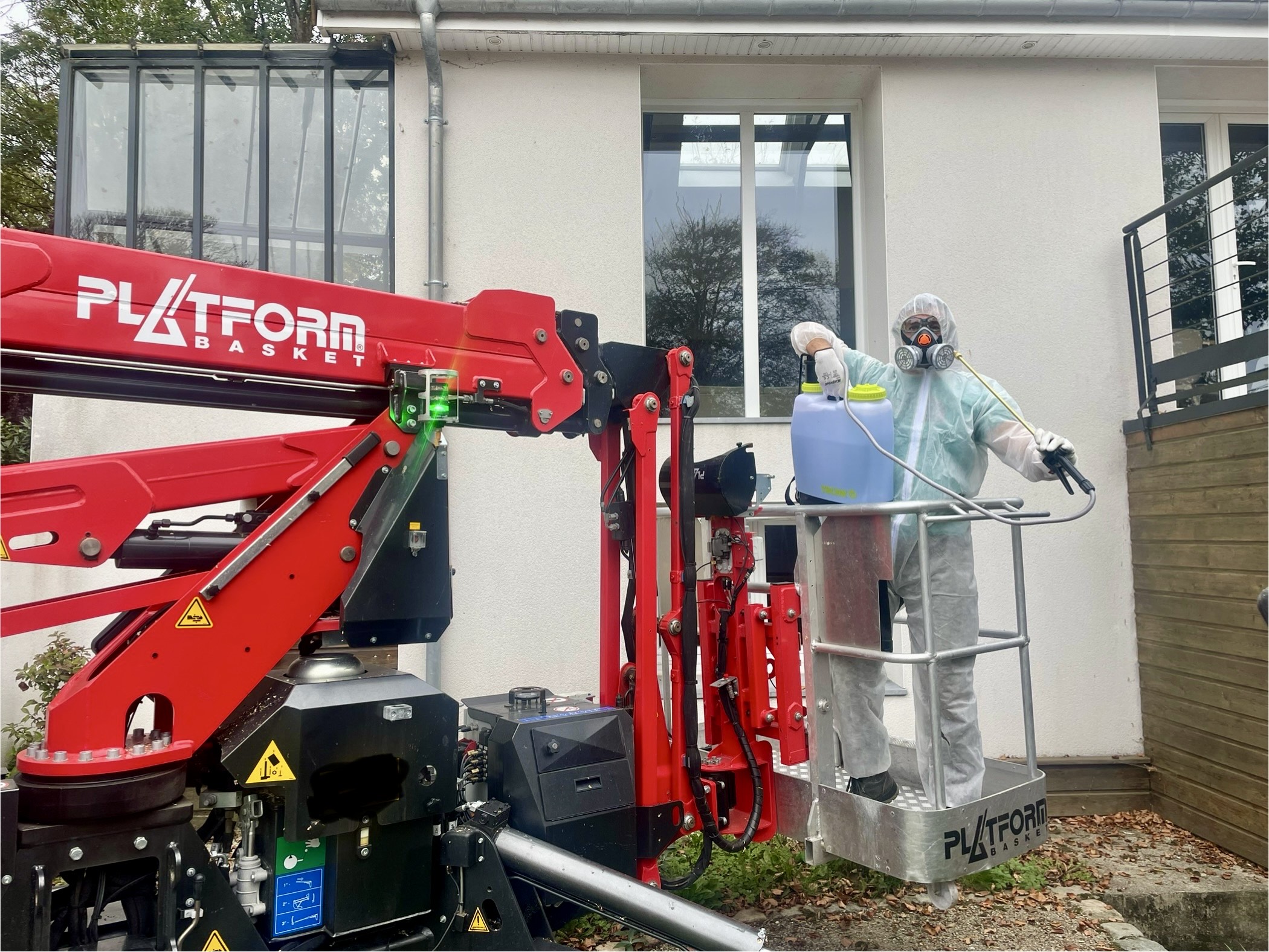 Traitement professionnel façade avec nacelle et produit algicide