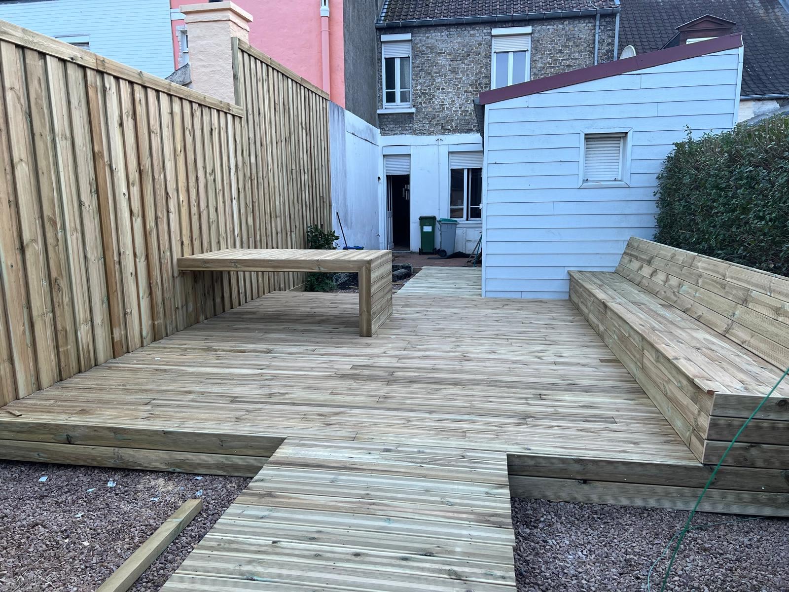 Terrasse bois complète avec banquettes intégrées